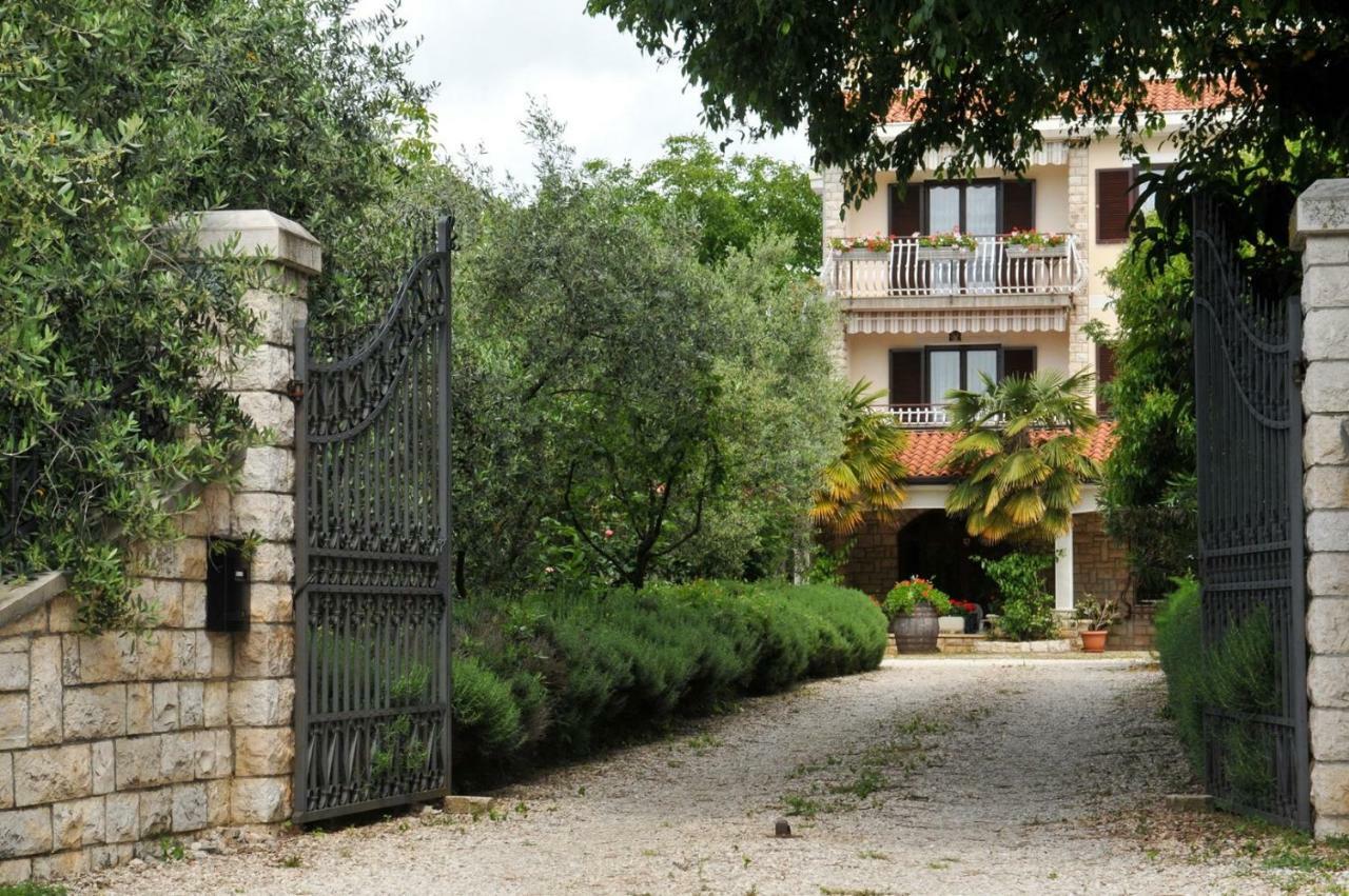 Haus Liliana Hotel Tar-Vabriga ภายนอก รูปภาพ
